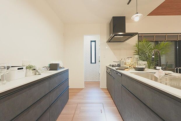 【 【家族の笑顔が集まるキッチン】】広々としたキッチンで、家族みんなでお料理タイム♪
料理を通して自然と会話が生まれ、思い出があふれる大切な場所になります。