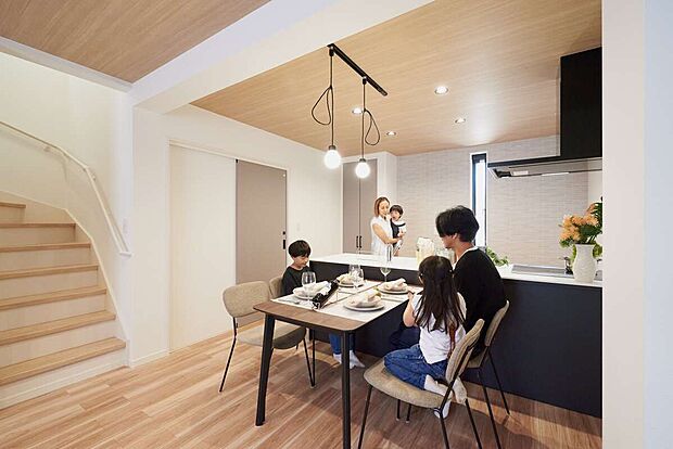 【【セミオーダーで“わたしらしい”空間を実現】】選べるインテリアカラーで内装を自由にコーディネート♪
アクセントクロスが映える、お洒落で居心地の良い空間に。自慢したくなるリビングが完成します!