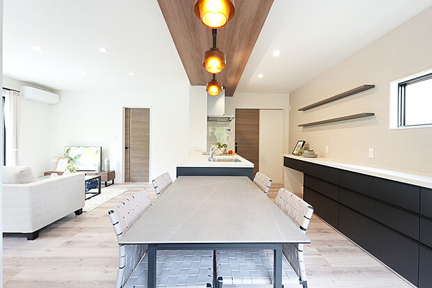 【【人気のサイドダイニングスタイルを採用！】】食事の準備や片付けなどもスマートに！
毎日の家事もスムーズに、家族とのコミュニケーションは快適に！