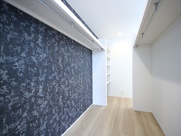 【【大型WIC完備】】広々としたウォークインクローゼットは、ご夫婦で朝のコーディネートを楽しむ特別な空間。衣類だけでなくスーツケースなどの大物の収納も可能な広々とした収納スペースです。