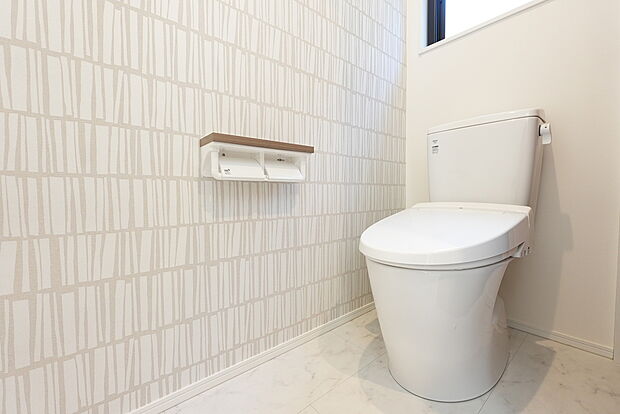 【【節水効果の高いトイレ】】フチレス形状のパワーストリーム洗浄を採用した、高性能トイレを採用。
３日間でお風呂一杯分以上の節水効果があるので、水道代金の節約にもつながります！