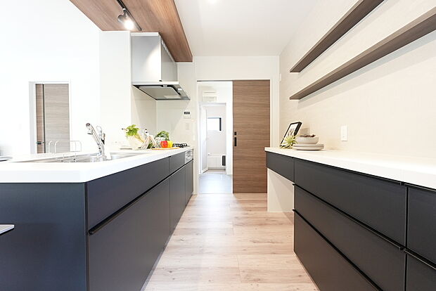 【【直線に並んだ水回り動線】】キッチン・脱衣室・浴室が直線に並んでいる為、毎日の忙しい家事の時短に！