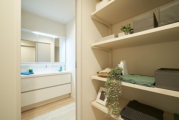 【【人気のセパレート洗面も対応可】】「お風呂入ってるから洗面所使えない…」そんな不便を解消。
プライバシーに配慮した設計で、家族みんなが心地よい毎日を。