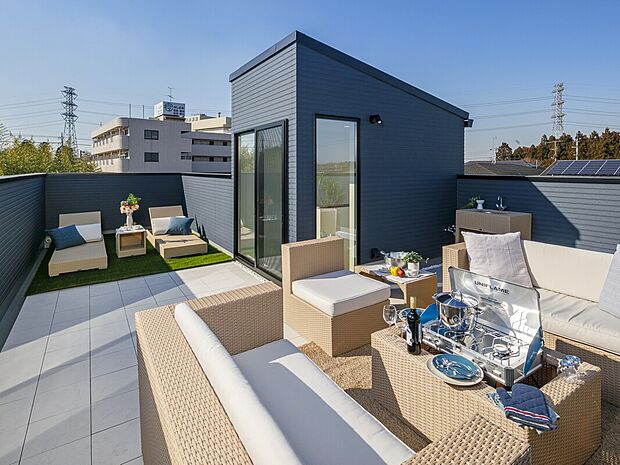 【【屋上リビングを楽しむ家具は標準搭載】】リクライニングソファ・コンロ付テーブル・ソファ、ラグ、シンクなど屋上リビングを満喫する専用家具も標準搭載なので、ご入居後すぐに屋上リビングを楽しめます!