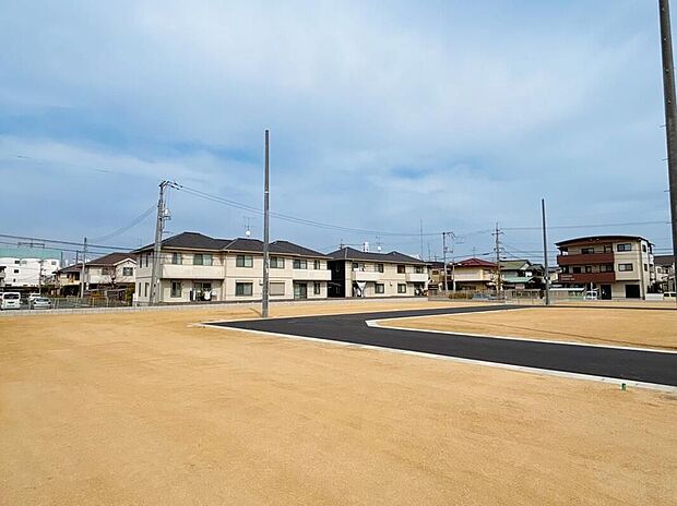 住む人のことを考えた、ゆとりある区画設計。これから一邸一邸の住まいが建ち並び、ひとつの街として完成していきます。