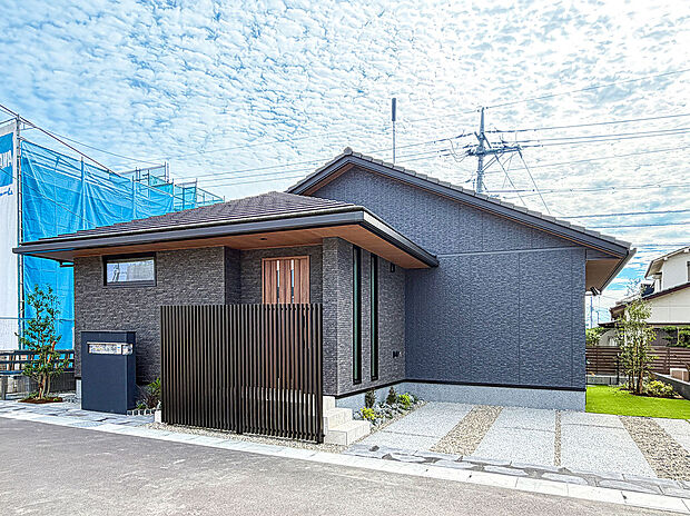 家族の気配を常に感じられる、人気の平屋スタイル。ワンフロアで完結する生活動線は、家事の負担を減らし、日々の暮らしにゆとりをもたらします。将来を見据えた、世代を超えて長く安心して住み続けられる住まい。