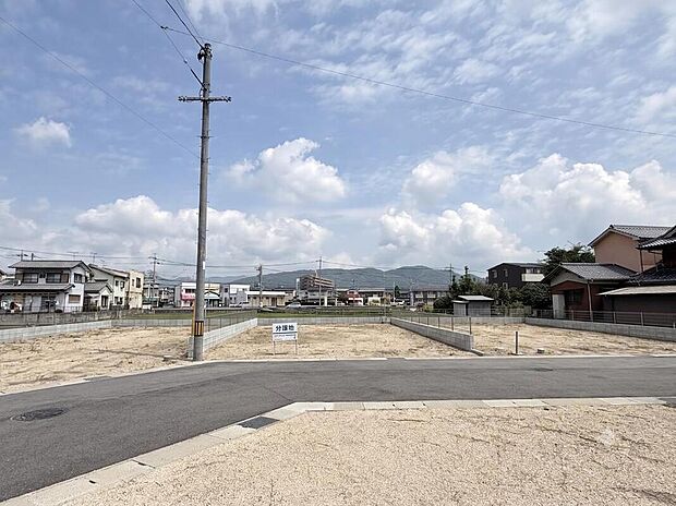区画南側から撮影。全区画南側道路に面しており、陽当たり良好です。