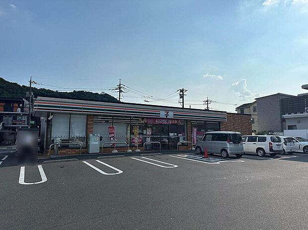 セブンイレブン岡山津島京町店まで徒歩7分(521m)
24時間営業で、深夜・早朝の急な買い物やATM、公共料金の支払いにも安心。日々の暮らしに近さと便利さをプラスしてくれる心強い存在です。