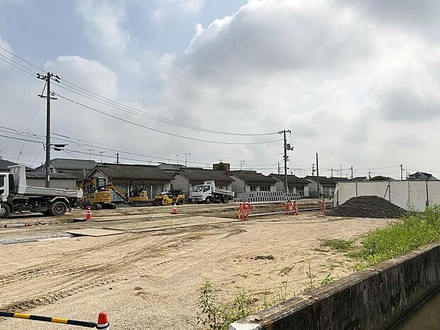 分譲地西側入口付近(南寄り)から撮影
現在造成工事中。2026年10月末頃完成予定成
理想の住まいづくりを叶える分譲地です。
