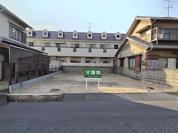 1区画。前面道路との接道状況も確認しやすく、落ち着いた住宅街で新生活をイメージしやすい現地です。