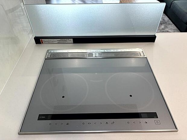 【IHヒーター】IHヒーターは、3口タイプ。タッチパネルタイプでデザインもスッキリしています。使用後は自動で換気ON連動しています。
