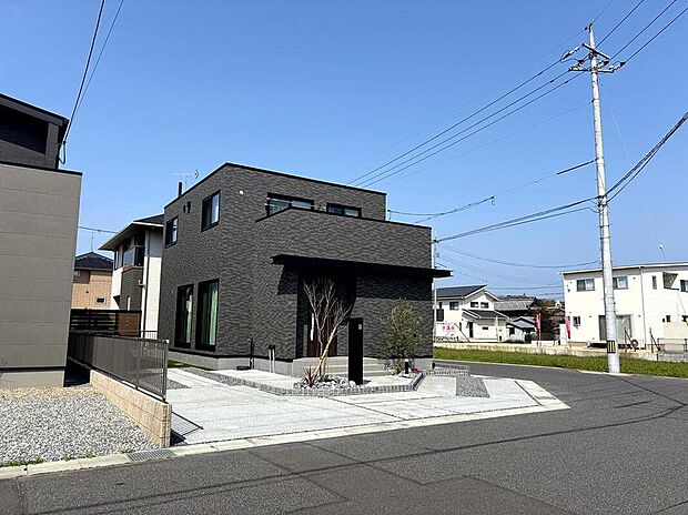 【前面道路含む現地写真】角地立地を有効に駐車スペースを配置。前面道路が広いので、駐車の際のストレスも最小限に。