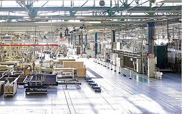 【工場生産】トヨタホームはより高い品質を実現するために、住まい全体の約85%を工場で生産しています。システム化された生産工程、充実した人材育成プログラム、最大500項目におよぶ検査体制、すべては高品質な住まいをお届けするためのもの。一つひとつのプロセスの積み重ねによって、バラツキのない安定した家づくりを実現しています。
