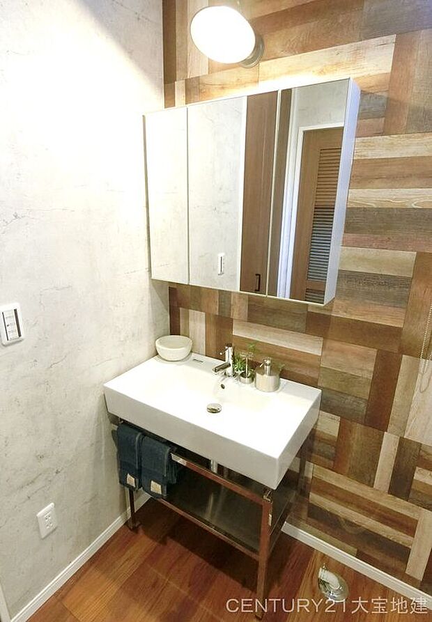 【建物プラン例（内観写真）洗面室】施工例：ヴィンテージスタイルの洗面所。2種類のクロスを使用。とってもお洒落な空間です！