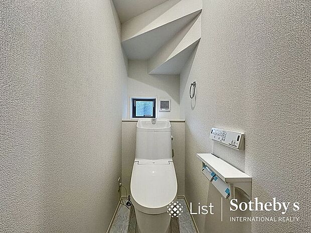 【トイレ】□トイレ□いつも綺麗に清潔に！シャワー付きトイレです♪もちろん窓も付いているので空気の入れ替えも楽にできます。