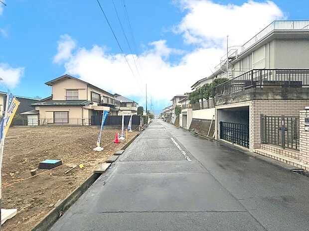 前面道路含む外観