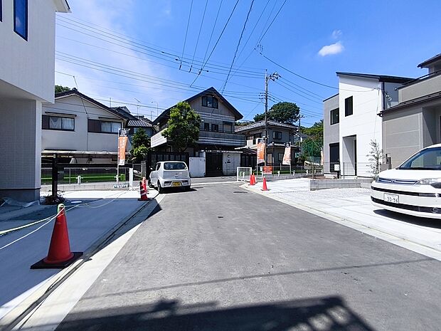 前面道路含む外観