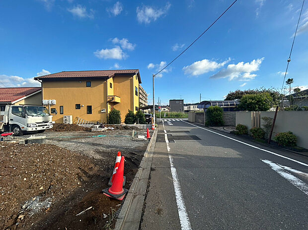 前面道路含む外観
