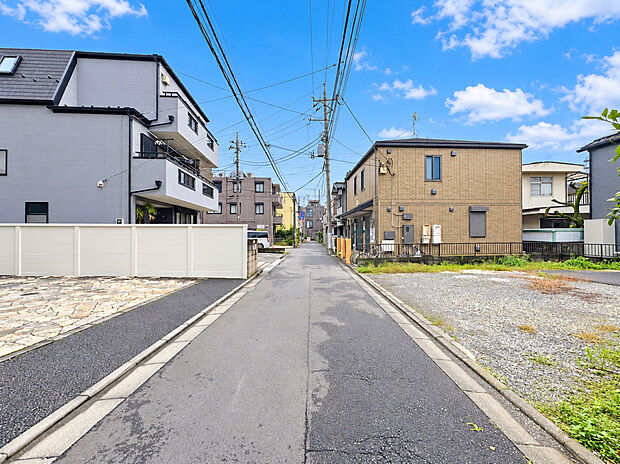 前面道路含む外観
