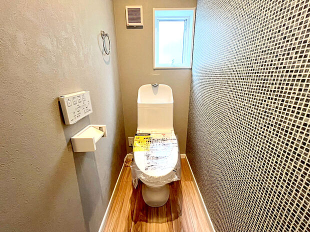 【【温水洗浄便座】】トイレは清潔感のあるオフホワイト♪ 毎日使う場所だからこそお手入れも楽々にできる機能が搭載。汚れが付着しにくい便器でお掃除も楽々。