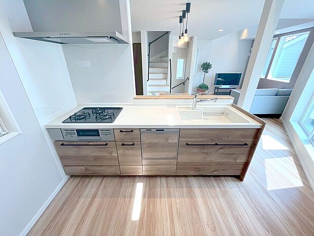 【キッチン】食器洗浄乾燥機、ビルトイン浄水器が装備された対面式カウンターキッチン。リビングが見渡せる設計は、小さなお子様がいるご家庭でも料理をしながら様子が伺える安心設計