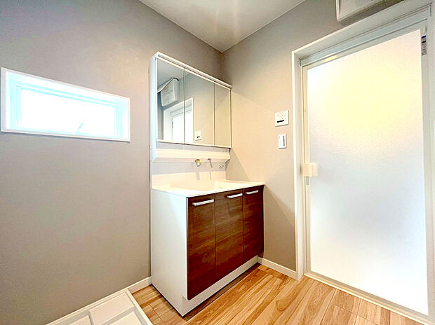 【洗面所】シャンプードレッサー採用の三面鏡洗面化粧台になります。この機能があるだけで、朝の準備が格段に楽になります。朝の準備の御共にいかがでしょうか。