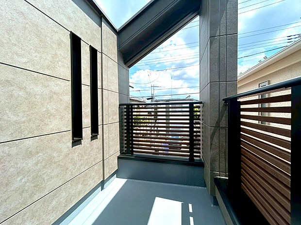 【バルコニー】お洗濯ものや布団を干したりするのに十分なスペースを取ったバルコニーは大変便利です。