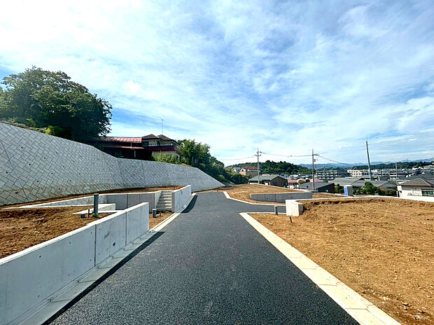 【現地写真】子育てにも嬉しい、緑豊かな自然が広がる閑静な住宅地、南向きの邸宅です。この機会に是非現地をご覧ください。