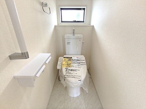 【【温水洗浄便座】】メーカーによってはウォシュレット・シャワートイレともいいますね♪魅力は清潔な状態をキープする事が出来、冬になると便座が冷たいなんて思いもしなくてすみます!!