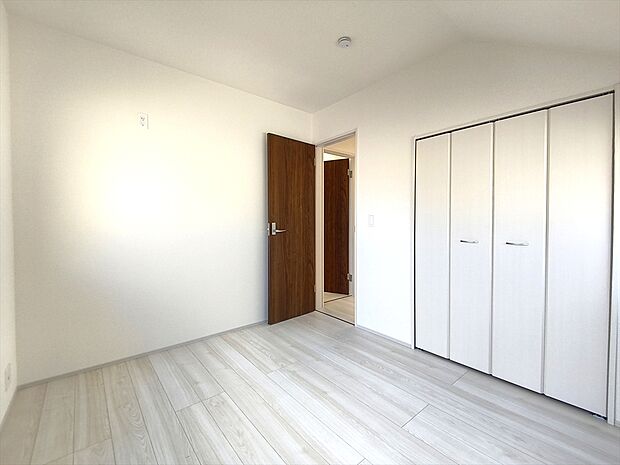 【居室】明るく風通しのいい部屋は自由なプライベート空間。ゆっくりとくつろぐスペースとしてもご利用いただけます!