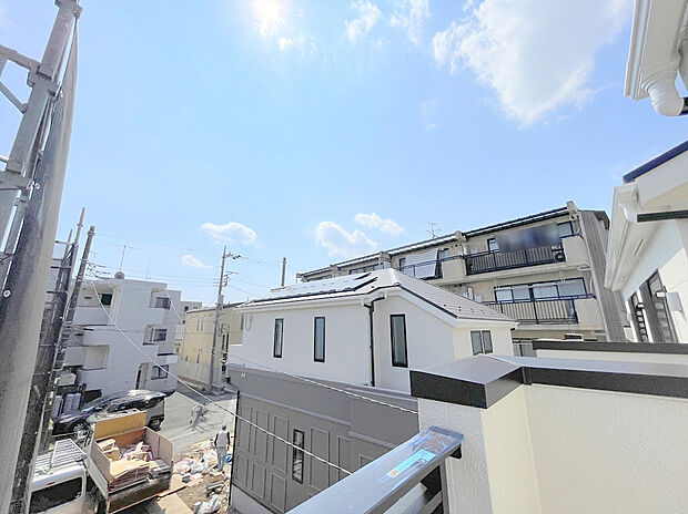 【住戸からの眺望】明るい採光と通風が望めるバルコニーからの眺望!静かな住環境を再認識させられます。