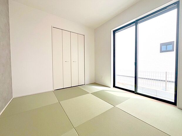 【【和室】】LDKと続き間になった和室。来客時や寛ぎの時間に、あると便利な癒し空間。便利な収納も完備。