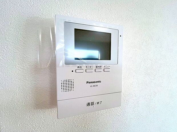 【TVモニターつきインターフォン】呼び出しボタンを押した時点でモニターに来訪者の映像が映し出され、会話を交わす前に来訪者を確認でき防犯に役に立つ設備機能です
