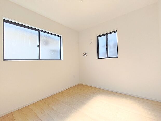 【【複層ガラス(Low-eガラス）】 】空気層が一般複層ガラスサッシの2倍の遮熱効果を発揮します。夏の強い日差しをカットし、冷房効果を高めます