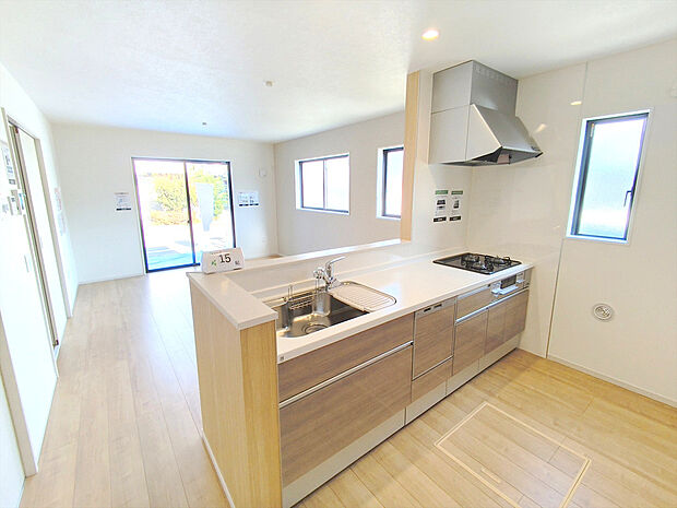 【キッチン】ご家族と会話をしながらのお料理は楽しいですね！出来上がった料理をお子さんが運ぶなどお手伝いの時間も増えそう！
