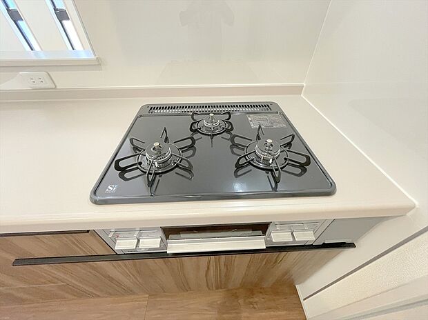 【【3口コンロ】】 凹凸が少ないフラットトップコンロ。お掃除もラクラクです。