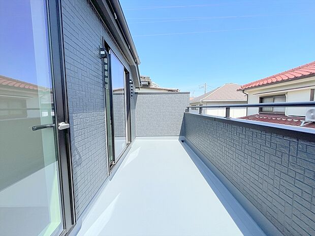 【バルコニー】陽当りの良いバルコニー。心地よい風が吹き込み洗濯物だけでなく、お布団もふっかふかです。