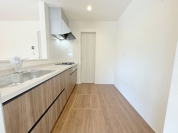 【キッチン】キッチンに立った位置から、リビングにいる家族に目線が届く見守りキッチン!