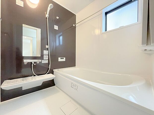 【浴室】一日の疲れを癒すための心地よい浴室はゆとりあるサイズを採用。浴室乾燥機付き!汚れにくくお手入れしやすい浴室です。