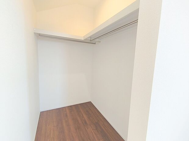 【【WIC】】ウォーク・イン・クローゼット完備の充実した収納スペースでいつもすっきりと整理整頓！
