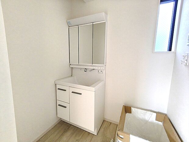 【【三面鏡化粧台】】収納力と機能性に優れたお手入れラクラク三面鏡洗面化粧台です。朝の身支度にも大活躍！
