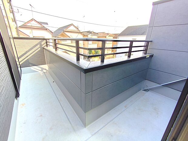 【バルコニー】広々スペースのL字型バルコニー。たくさんのお洗濯物もお布団も一緒に干すことができます。