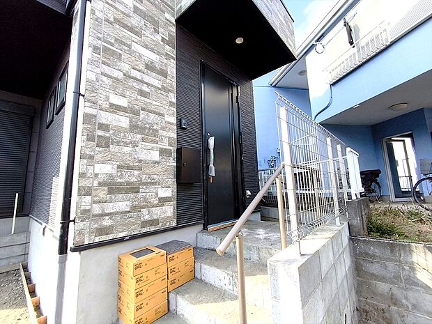 【玄関】ご家族のお帰りや、大切なお客様を迎える玄関は清潔感あふれる空間にしたいもの。採光や通風にも配慮された明るい空間です。

