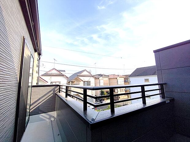 【バルコニー】日当たりがよく心地よい風を感じることができるバルコニー。お洗濯やお布団を干すのも快適です。
