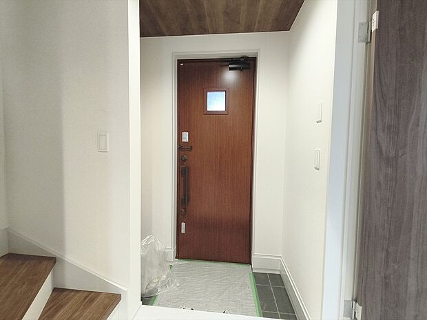 【玄関】シューズボックスと玄関脇に可動棚もある収納力のある玄関です。