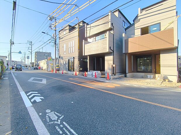 【前面道路含む現地写真】緑の潤いと開放感を感じられる静かで落ち着いた住環境です。