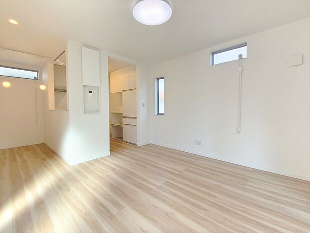 【リビング】オープンでのびやかな空間を生み出すこだわりの「広がり」と「ゆとり」。家族と過ごす時間を大切にした住空間です。