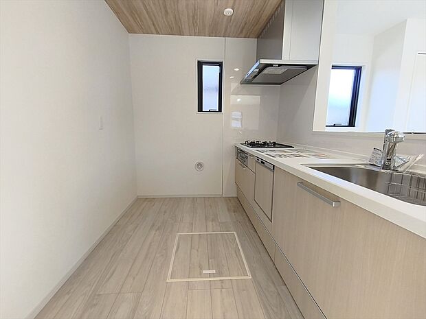 【キッチン】対面キッチなのでリビングにいる家族の様子がうかがえるので小さなお子様がいても安心ですね。
