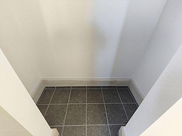 【【シューズインクローゼット】】靴だけでなく、傘やベビーカーなどの外用品を収納でき、玄関がすっきりと片付きます。