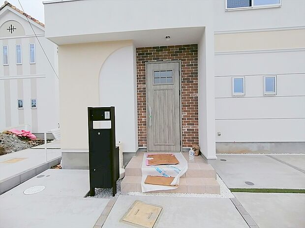 【玄関】玄関はおうちの顔です。いつも明るくキレイな状態でご家族の帰りをお待ちします。お子様のお留守番にも安心なTVモニター付インターホン完備です。
